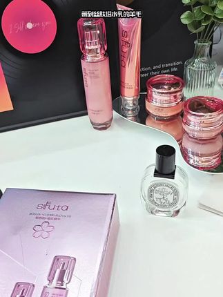 薅到丝肤塔水乳的羊毛,你们自己点链接看看才多少钱?它跟普通的水乳不一样,里面添加了玻色因和樱花提取物,补水保湿的同时还能改善暗沉,皮肤干燥粗糙、暗黄的你就去用它,而且质地很清爽,吸收也很快,我一年四季都离不开它,大家趁它羊毛还在赶紧去薅