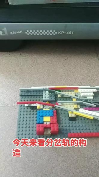 #乐高moc #模型 #乐高 #模型制作 #玩具 由于上次那块板占位置,太长,于是换了几个灰色的拼接地板,家里的积木都是很散的零件,很难凑到相同颜色,主要讲究实用