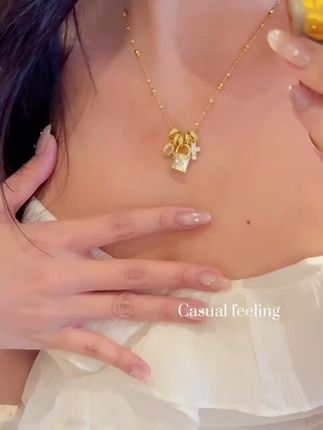 这个新中式十字架小锁包吊坠真的太美了!它采用了独特的拉丝设计,让整个项链都充满了高级感,而且还是轻奢风格的,非常适合日常穿搭。无论是去约会还是参加重要场合,这条项链都能为你增光添彩,喜欢的朋友们千万不要错过,赶紧点击下方链接购买吧!#每日分享 #强烈推荐 #种草好物推荐 #今日分享 #轻奢温柔风项链