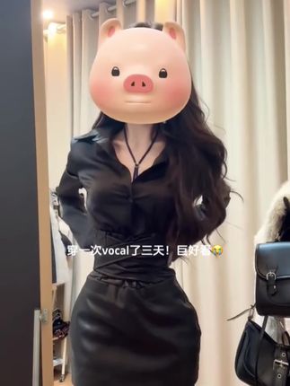 家人们谁懂啊!挖到一套超绝套装!黑色衬衫质感拉满,上身气质这块狠狠拿捏。搭配皮质半身裙,版型超正,轻松勾勒出曼妙曲线。纯欲与性感并存,早秋辣妹必备,直接美出圈!#辣妹穿搭 #御姐风穿搭 #纯欲天花板 #气质御姐 #好身材好气质