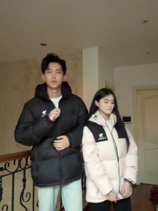 160&186 个子高又怎么样还不是得低头亲我 #情侣穿搭 #身高差#骆驼羽绒服 #小太阳羽绒服