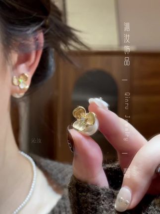 温柔又显质感的珠珠花朵耳钉,戴上氛围满满#耳环控 #首饰分享 #饰品搭配