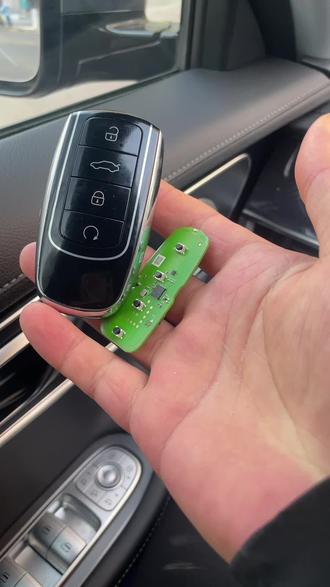 #汽车遥控匹配 #配汽车遥控器钥匙 23年奇瑞瑞虎7PULS增配一把智能卡,生程序别看钥匙外观,看芯片型号和频率,感应区水杯座,程序对了秒上,遥控好用,完美启动