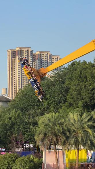 极限二选一!哪个失重感更强?#海盗船 #大摆锤 #重庆欢乐谷 #闪耀欢禧节 #闪耀欢禧节冰雪跨年季