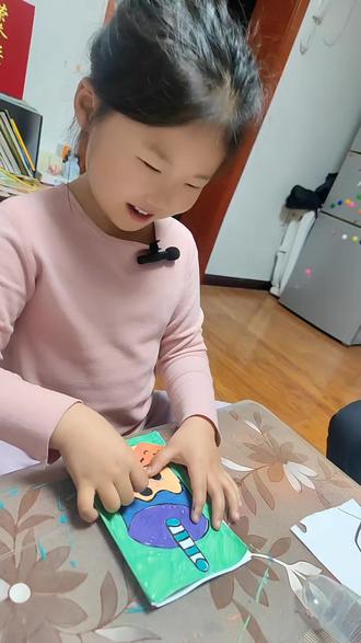 #自制豆豆本
寒假里的小朋友,有自己的爱好,很充实!