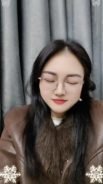 《我不知道如何爱自己》
——孙瑞雪
什么才是真正的爱自己呢
我以为爱自己
就是在琳琅满目的商场购物
我以为爱自己
就是坐在在阳光下享受温情的美食
我以为爱自己
就是在人群中争强斗艳
我不知道如何爱自己
所以当我快乐时
我就又吃又购物
当我痛苦时
我还是又购物又吃
或选择个咖啡厅坐在朋友的对面流泪和倾诉
我才知道爱自己
需要时间陪伴自己
就像阅读一本顶好的书
晒着太阳喝着自己喜欢的饮品
懒懒的躺在躺椅上
慢慢的阅读着自己心灵的故事
读懂身体每一个层面的需求
也读懂生命深处的呼唤
我不知道爱自己
需要包容我自己
像土地包容种子
像海蚌包容珍珠
我要包容我的童年和经历
也包容我的现在和命运
我学着做我自己的主人
学着阅读并细细咀嚼我的故事
我不完美的童年里
爱我自己从走出和创造我开始
我尝试重新导演我的人生
爱我自己我可以包容
我生命中发生的所有
我爱我是我自己