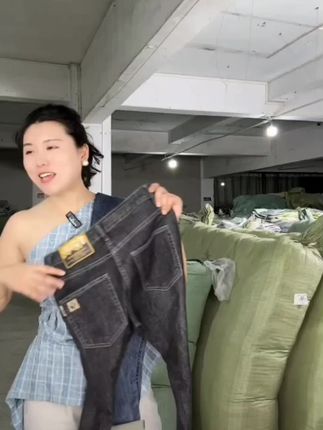 穿着新款牛仔裤,感受夏日的微风和阳光,心情美美哒!#夏装新款 #牛仔裤 #夏日风情