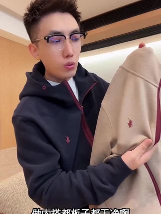 宝子们看过来👀!秋季的王炸单品来啦——【琥珀老钱风】羊毛混纺弹力撞色拉链连帽小标夹克外套,李查德简直太懂时尚啦😍 这夹克一上身,你就是街头老钱风代表,气质直接拉满💕羊毛混纺弹力面料,柔软亲肤又超有弹性,穿着它就像被温柔的秋风轻抚,活动起来毫无压力,超舒服。撞色设计绝绝子,经典又吸睛,让你轻松成为人群焦点。连帽设计不仅潮流感爆棚,还能在渐凉的秋风中给你满满的温暖和安全感。小标细节精致得不行,尽显独特品味,高级感溢出屏幕啦👏 不管你是搭配休闲裤的慵懒风,还是牛仔裤的随性风,都能轻松拿捏氛围感,出街回头率不爆表算我输🤩 #琥珀老钱风 #羊毛混纺夹克 #秋季穿搭 #时尚潮流 #李查德
