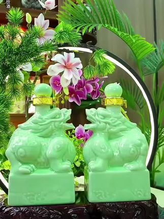 #这可不是普通的白酒,它可是有着招财进宝寓意的麒麟酒,一提两瓶装,过年过节送礼佳品!它的配料表非常干净,只有水和粮食,采用传统地缸发酵工艺精心酿制而成,酒体清澈透明,香气优雅舒适,入口绵柔不辣喉,好喝不上头。喜欢的朋友赶紧点击左下角链接抢购吧!