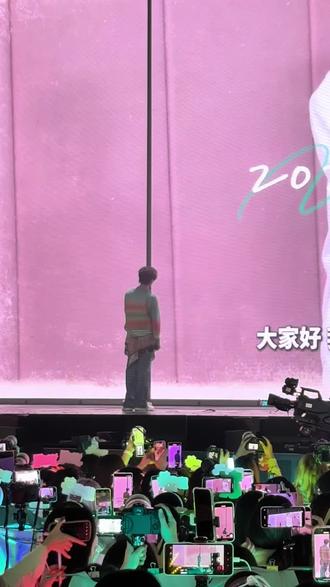 黄朔公开四周年快乐!#黄朔 希望你能一直保持热爱!做自己!天天开心!身后有拨仔糕呢!@黄朔