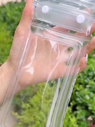 新款浮潜挂脖四重防水袋防摔防雨超大号通用全封闭不漏水气囊漂浮#手机防水袋 #防水袋手机套 #防水袋 #手机防水袋推荐 #创作灵感