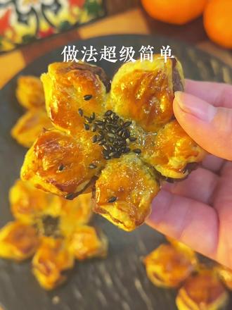 有蛋挞皮就能做的桃花酥,外酥里糯超级好吃!美味下午茶赶紧做起来!#美食 #桃花酥 #蛋挞皮的创意吃法 #空气炸锅美食 #真实生活分享计划