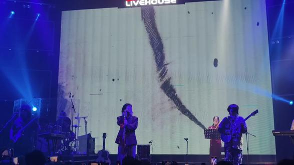 “我们的教育生产理想主义者,再由现实击碎他们的幻想,并将这种重塑称之为成长”
#犬儒乐队#志铭