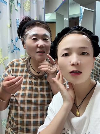 既然嫁到这个家了,婆婆就是我妈,谁说她坏话被我听到了,我真的会忍不住怼回去!陪她的这些年感情也巩固的很好!带着她一起越来越好!这个377美白祛斑面膜真的太好用了,它不仅能美白淡斑、还能滋润保湿,让皮肤水嫩光滑,而且它的膜布非常轻薄服帖,上面满满的都是精华液,把它敷到脸上冰冰凉凉的特别舒服#好用不贵 #自用好物推荐 #强烈推荐 #婆媳 #日常护肤