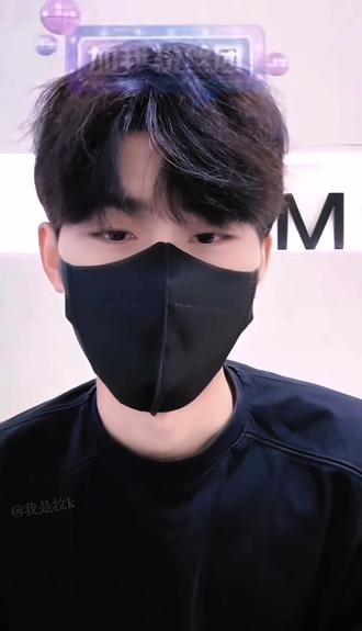 东北“梗王”被自己的梗搞“自闭”了,居然说自己是“傻子”😁#王翊恩#直播 #我要验牌 #梗王