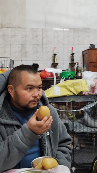 言传身教,让孩子体验一下当年志愿军英雄们的伙食,让他知道今天的幸福生活来之不易!缅怀先烈!致敬英雄!致敬最可爱的人!