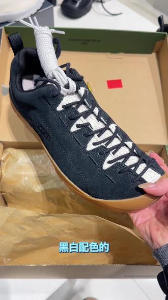 比起普通的纯黑,这双自带“闪电纹”的新款设计感更强
这次的设计真的很用心,纹理像是暴雨夜里的闪电撕裂,机能感爆棚。虽然是深色系,但特殊的纹路让鞋子在光线下非常有立体感,完全不会沉闷。
依旧是KEEN看家的轻量化大底,抓地力没得说,无论是城市通勤还是周末轻徒步,一双搞定。
细节做工非常扎实,鞋带扣、车线、纹理清晰度都堪称完美。#keen #keen黑色 #韩国买手 #韩国直邮 #专柜开箱