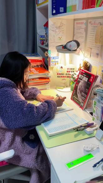 冬天家里没有暖气,孩子写作业手可遭罪了,冷的握不住笔,用上加热桌垫可太暖和了,真的没有异味‼️#暖手桌垫 #冬天神器#学生党好物推荐