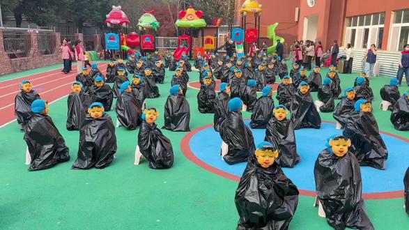 幼儿园这波“找娃挑战”太会整活了!
满场都是“猪八戒”裹着黑塑料袋,
家长们挨个扒拉“猪脑袋”找自家娃,
场面又好笑又离谱😂#幼儿园 #半日园