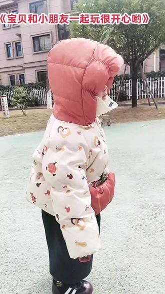 小宝宝她们小朋友一起玩的很嗨呀😀#好可爱的宝宝 #滑滑梯真好玩 #记录宝宝成长的每一天 #玩的好开心 ✌