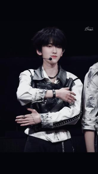 美甲细节图来了! 感谢左奇函佩戴 Nailumo|左奇函的舞台独有暗号💙单手指尖
不对称美学 左奇函的冷冽梦幻反差
来聊聊「荣耀之战」上这个帅到出圈的细节!
@TF家族-左奇函 手上戴的,是我们Nailumo的「Newfangled 星奇」穿戴甲,而且只!戴!了!一!只!手!
这不是失误,是高级玩法!懂自懂!
➡ 🖤 暗黑底色:气场加持,生人勿近。
➡ ✨ 极光裂纹:像把星空敲碎戴手上,梦幻又冷冽。
➡ 🚫 单手潮流:打破常规,一眼锁定,swag满分。
这种戴法,简直为「星奇」注入了新生命!期待更多酷女孩酷男孩解锁它!
——
感谢图源
25号底片|左奇函
#左奇函 #左奇函荣耀之战 #左奇函美甲 #tf家族左奇函 #Nailumo