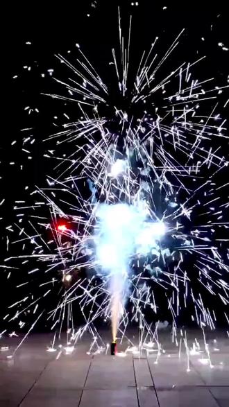 会生娃带上空的好美啊
#会生娃的烟花 #吉七彩 #灯光秀 #浪漫花海 #报恩三分钟