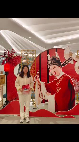 新上海人出生在安徽谁能不为《女驸马》骄傲!韩再芬老师一开口,就是刻进DNA里的黄梅戏韵味。后台签名时的温柔、舞台上的光彩,还有谢幕时小演员们眼里的光,都在说着戏曲的传承与浪漫。从拿到票根和签名册的期待,到现场被“谁料皇榜中状元”的唱段狠狠击中,这场跨越时空的戏梦,圆满又难忘✨#弘扬中华民族戏剧文化 #传承戏剧经典