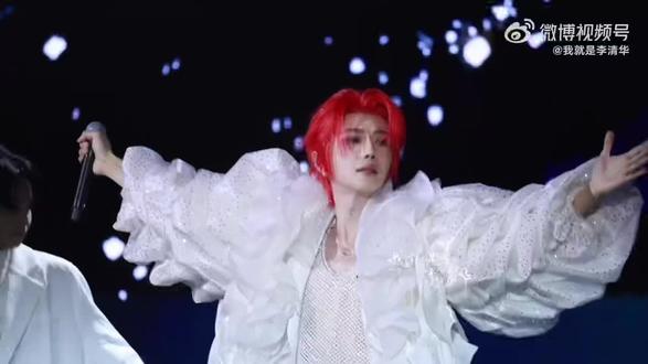 歌声真的很棒!舞台上唱歌的你郝熠燃在发光!实现了歌手梦