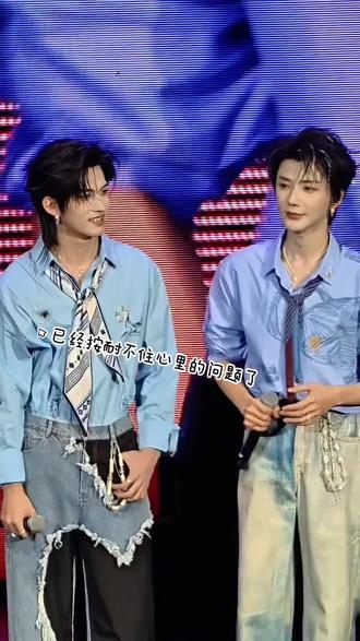 来来来!唇语大师们快来解析他俩到底说了啥?