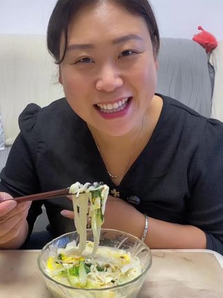 金寨非遗手工挂面,经十八道古法工序制成,细润劲道。清晨煮一碗,配鸡蛋或腊肉,麦香浓郁不浓汤,暖心暖胃。#家常饭菜 #金寨手工挂面 #手工挂面