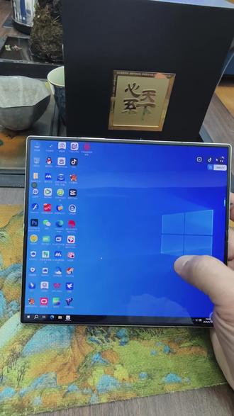 三星Galaxy W25变电脑?这功能绝了!
以前觉得折叠屏也就大屏看点剧,直到一次出差忘带电脑,才发现Galaxy W25能秒变电脑系统
可分屏用东方财富看股票,一边盯大盘一边交易;也能打开Office改方案、用PS修图,多任务处理超流畅。还能在午休时玩PC端小游戏,养OpenClaw龙虾,大屏体验超沉浸。
而且,文件自动存云端,不怕丢失,换设备也能接着弄,再也没因为“没带电脑”误事现在出门带它就够,轻松又方便!
你有用Galaxy W25试过这些功能吗?评论区聊聊,教你挖掘更多潜力!
#厦门移动的那些事儿 #折叠屏变电脑 #Windows #云电脑 #三星折叠屏