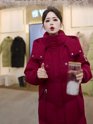 冬日里的温暖守护者!这款长款羽绒服,酒红色百搭,保暖性拉满,轻松抵御寒风,让你在冬天也能美美的~#雅鹿羽绒服#ootd穿搭 #保暖又好看 #冬季穿搭