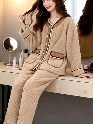 睡衣冬季加厚加绒新款秋冬款法兰绒小香风家居服 宝子们!秋冬怕冷的看过来!这款加厚睡衣绝了!小香风设计精致又时尚,面料软糯亲肤,加厚加绒锁温保暖,冬天在家就像裹着云朵的质感,耐磨又抗造,细节满满超有品。不管是宅家追剧还是起床做早餐,这套穿上既暖和又时髦!秋冬想要舒服又有格调的家居服,把这份温暖带回家! #家居服 #睡衣外穿 #睡衣套装 #小香风 #秋冬穿搭 @DOU+小助手 @DOU+上热门 @抖音小助手