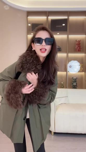 冬天谁能拒绝这样一件好看又保暖的派克鹅绒服呢?它采用的是百分之九十的白鹅绒,超级暖和,而且它的领子是可以拆卸的,可以随意搭配衣服,真的太方便了!它是简约的基础款设计,加上时尚的撞色元素,看起来特别时髦。喜欢的朋友赶快点击下方链接购买吧!