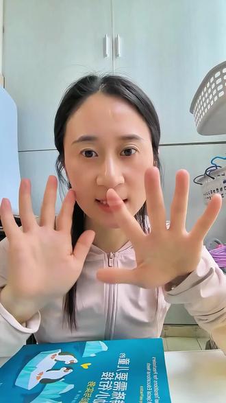 自家娃属于哪类孤独症?对照一看便知医学上将自闭症谱系障碍分为三类:
第一类典型孤独症,属于重度谱系障碍,社交语言严重缺失,刻板行为十分明显;
第二类阿斯伯格综合征,智力正常甚至偏高,仅社交共情能力薄弱,无明显语言发育迟缓;
第三类非典型孤独症,也叫边缘型谱系,症状不完整,只出现部分发育异常,极易误诊。
典型患儿存在重度社交沟通障碍、兴趣狭隘;
阿斯伯格人群逻辑思维强,不懂人情交际;
非典型孤独症症状零散,大多在学龄期才被发现。#自闭症 #特殊教育 #特教老师 #育儿教育