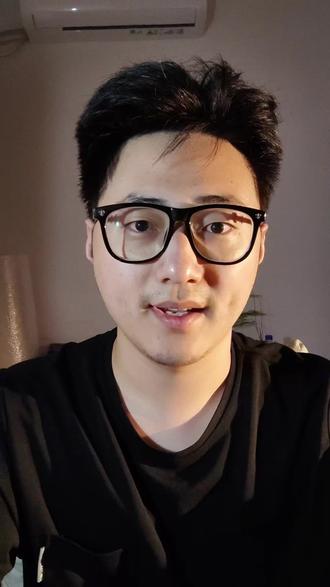 这首七律是作于战士越过岷山后,长征即将胜利结束前不久的途中。作为领导人,他在经受了无数次考验后,如今,曙光在前,胜利在望,他心潮澎湃,满怀豪情地写下了这首壮丽的诗篇。#七律长征 #朗诵 #诗词