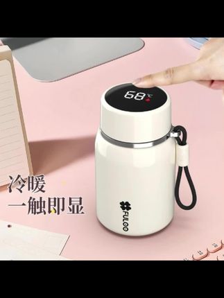 如果你也经常喝茶,那么这个智能显温保温杯就很适合你。它采用不锈钢内胆材质,不仅耐腐蚀、抗氧化,还能长时间保持水温。杯盖自带滤网,可以茶水分离,再也不用担心喝到苦涩的茶叶了。智能显温设计,让你随时随地都能喝上一口热茶,喜欢的朋友赶紧下单吧!#好物推荐🔥 #水杯 #居家好物 #保温杯 #携带方便