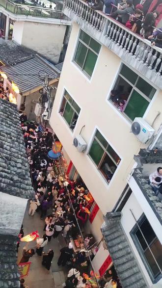 歙县瞻淇村看鱼灯。
凤箫声动,玉壶光转,一夜鱼龙舞
2026年大年初三,我们来看鱼灯了,一早9点半左右出门,开了将近4个小时车才到歙县。
快到目的地已经接近1点40了,歙县快速路出口已经封了,人工引导直接从歙县北高速口提前下来。
下来发现,尽然比原导航还快了点。
到了瞻琪,路过加油站,发现已经不好停车了,只能往前不停来,路上看到有人院内停车,我们付了钱,直接停了院内。
走去看鱼灯。
停好车已经接近3点了,我们沿着村庄转了转,就到提前约的做鱼灯的店铺去画鱼灯。
化了讲将近2个多小时,在店里点了面条吃了点。
就等在四楼看鱼灯了。
真的很热闹,氛围很好。鼓声一响,人群躁动。有人喊着新年快乐,大家争先恐后摸着鱼头:诸事顺遂;摸摸鱼身:幸福一生;摸摸鱼尾:顺风顺水。
我们等鱼群过去,逆着鱼灯方向去祠堂摸摸在祠堂的鱼灯,拍了照,很出片,好看。
然后再要走的时候,鱼灯又回来了。#歙县 ##瞻琪 #鱼灯