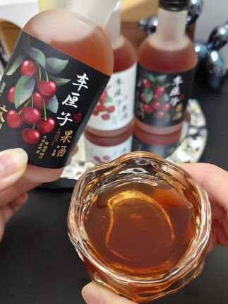 女生的微醺快乐,被这瓶 车厘子果酒狠狠拿捏了!真的好好喝#车厘子果酒#微醺时刻 #果酒