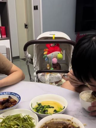 他真的好乖 在那自己玩 不哭不闹的#新生婴儿 #育儿日常 #婴儿车摇铃 #早教玩具 #养娃