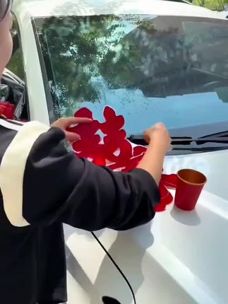 结婚婚车上的喜字可别忘记贴了,寓意一路有喜,喜事连连,这款喜字还可以贴在家里的玻璃上,家电家具上#结婚习俗 #婚车装饰 #婚车 #备婚 #备婚日常