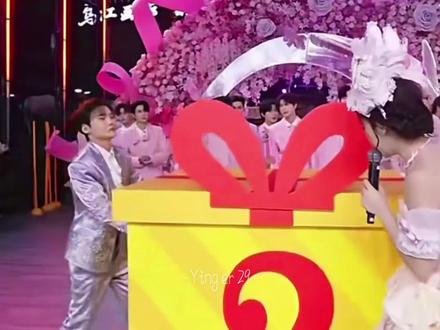#紫悦龙霖 满满的回忆,短暂的离别是为了更好的相遇!霖宝们我们要保护妹妹~#龙悦 #舞台上的甜蜜瞬间 #节目环节互动 #撒糖现场 @紫霖-爱乐L @龙悦🐰(龙浩天妹妹) @龙浩天🐲 (酉阳桃花源酉州古城直播) @Ai瑶瑶☀️(美妆版) @酉阳文旅