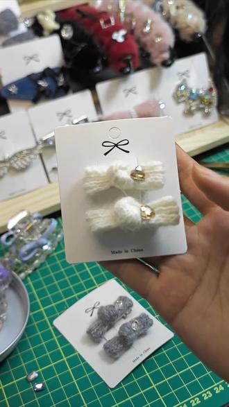 巨巨巨简单易学的可爱毛线边夹教程来咯,要看款式的宝宝,今晚9点半记得来啵啵间呀#教程 #新款分享 #发夹发饰 #我的手工日常 #太温柔了吧