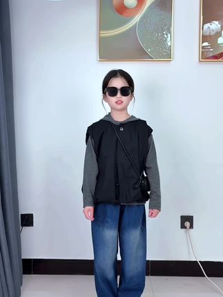 养孩子就像牵着蜗牛散步 她有点慢 有点磨蹭 我有些烦躁 甚至时常责备她 我希望她能快一点 再快一点 可是蜗牛已经尽力了 于是我任由她自己的步伐 不和她较劲不和自己较劲 慢慢地才发现 原来周围有花香 还有鸟叫甚至有满天繁星.. 她带给我的远比我想象的要多 让花成花 让树成树我想要她快乐 就不能成为她烦恼的产生#当妈妈后 #我的女孩👧🏻 #高品质童装 #生女儿就是用来打扮的 #女童套装