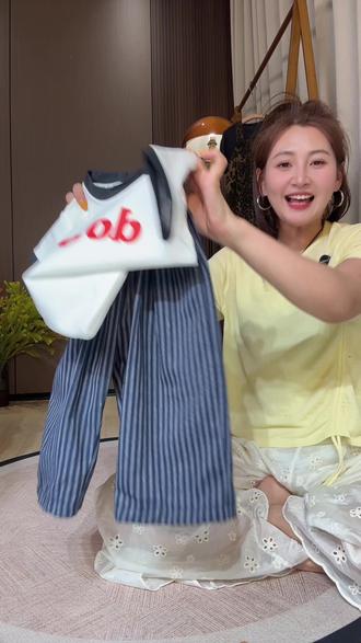 小男孩穿这套夏季清爽休闲套装太耐看了吧!撞色字母短袖+竖条纹阔腿裤,面料软糯透气,上身干净利落又带潮感,日常遛弯、上学出游都好穿,简简单单穿出帅气小男神范儿~#高品质童装 #男童穿搭 #潮童穿搭 #夏日萌娃穿搭 #男孩子也要有衣品
