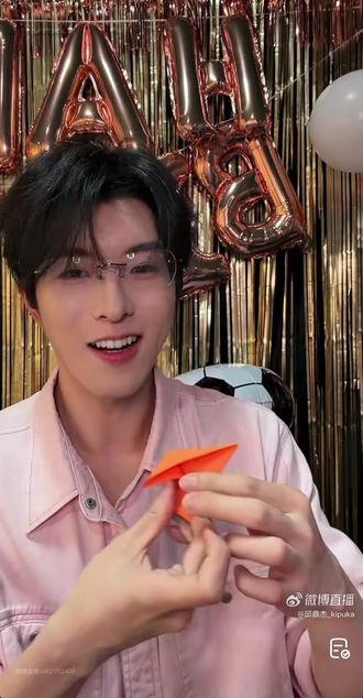 邱邱老师教大家折枫叶🍁~#看过来 #明星周边 #明星周边 #生日快乐