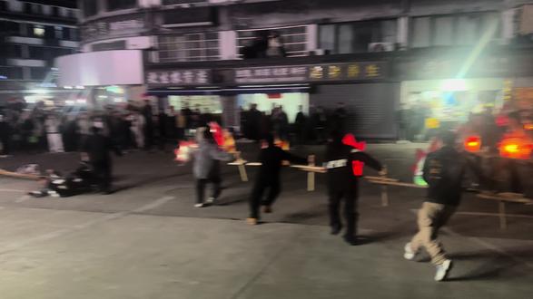 正文
浙江金华市浦江县黄宅镇下店村。一条舞动的板凳龙,集绘画、雕塑、扎制编糊工艺于一身。带你赏龙舞,
板凳龙 下店村 民俗文化 #舞龙灯 #非遗文化