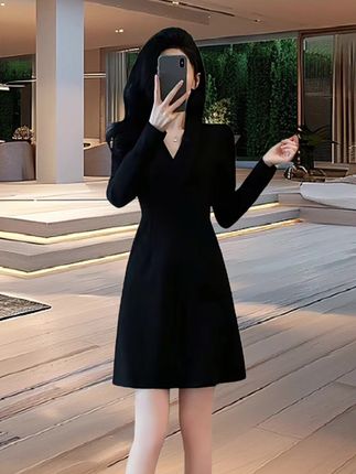 秋款裙子气质高级感收腰小黑裙v领小个子长袖连衣裙高端通勤女装#通勤穿搭如何摆脱土气感 #预制国庆出游穿搭