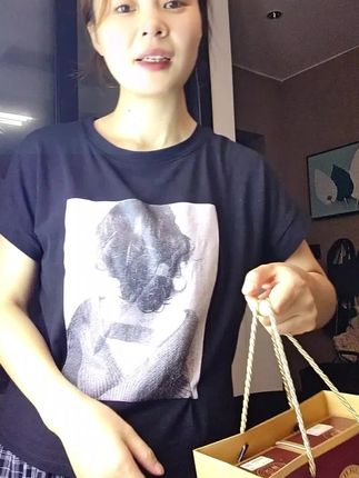 #李兴发传承十年酱香,大师品质之选 酒友们,一定要试试李兴发传承十年酱香型白酒!作为“酱香之父”李兴发的匠心之作,它严格遵循12987大曲坤沙工艺。 精选贵州红缨子糯高粱,以茅源母曲发酵,经十年时光沉淀。酒液微黄透亮,酒花绵密饱满。入口酱香浓郁,粮香、曲香、焦糊香交织,还有淡雅花果香,回味悠长。53度黄金度数,口感醇厚协调。不管是自饮、收藏还是送礼,都超合适,快来品尝这大师级的酱香佳酿!#李兴发 #酱香型白酒 #好喝不辣喉 #品酒