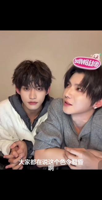 “色令智昏”?听到大家这样调侃游主任,普普却轻轻地说:“其实看到这个词,还蛮心疼他的。”
因为我们都懂,那不是昏聩,是他太清醒——清醒到把血肉模糊的伤口掰开,第一反应不是喊痛,而是先找自己的原因。
他救赎了所有人,却唯独审判了自己。所以#樊霄的“渡”在佛前,而#游书朗的“渡”,在每一次不言怨的低头,在每一回为爱说服自己的瞬间。
他渡人,用的是慈悲;渡己,用的全是剔骨剥筋的疼痛。这哪里是“色令智昏”,这分明是一个温柔者,在爱里能献出的最壮烈的清醒。
我们都为游主任心疼,或许正是因为在那一刻,普普眼里映出的,和我们心中所痛的,是同一种光芒——那是一个好人,在暴雨中为自己撑伞时,踉跄却笔直的脊梁。#熠旗 #郝熠然